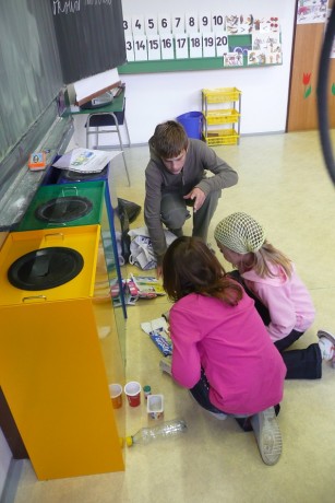 Starší žáci učí třídit odpady mladší