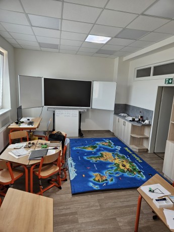 Oranzova_druzina_pohled_od_zadni_zdi