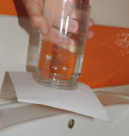 7 - vodu ve sklenici udrží i volně položený papír (1)