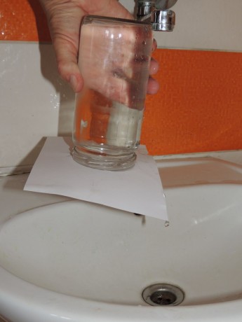 7 - vodu ve sklenici udrží i volně položený papír (2)