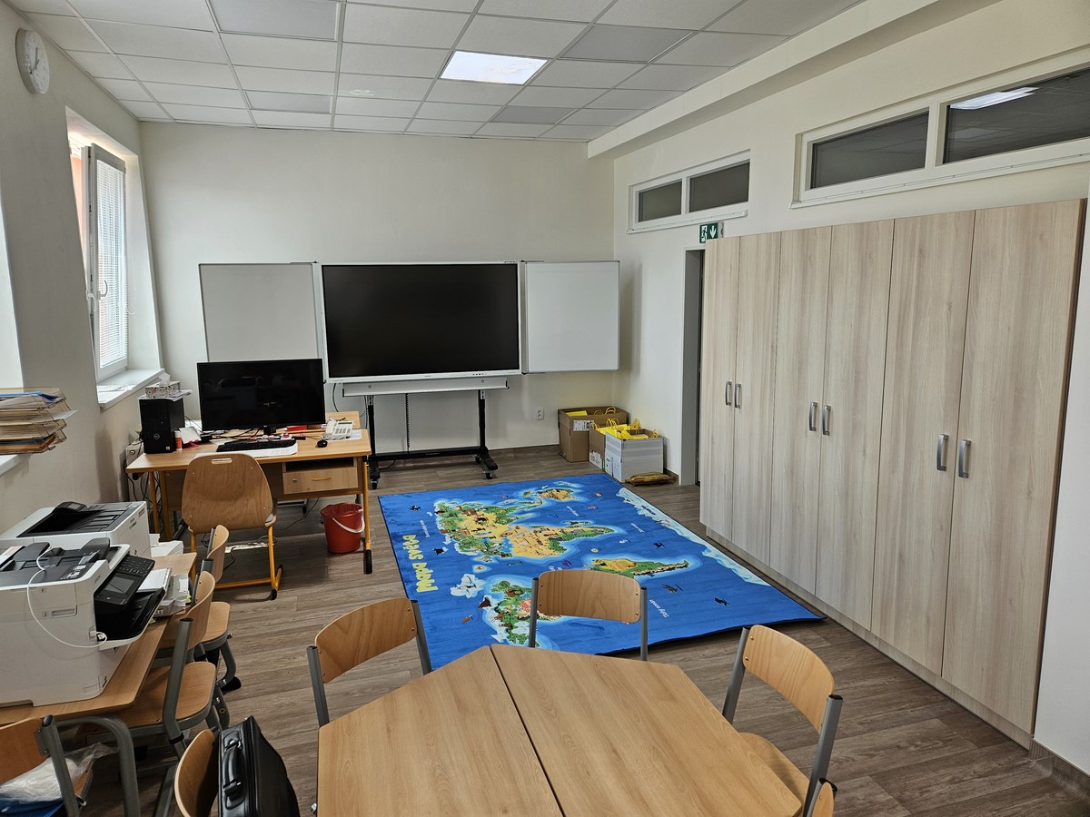 Seda_druzina_pohled_od_kuchynske_linky