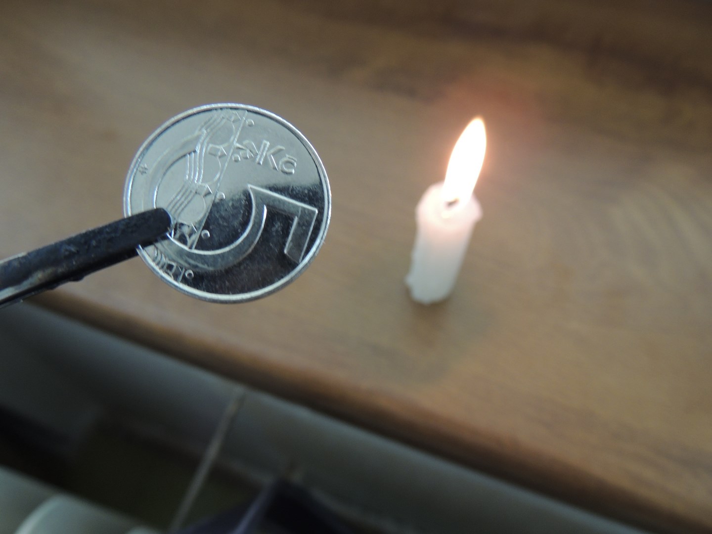 15 - voda umí přeměnit začerněnou minci ve stříbrnou  (1)